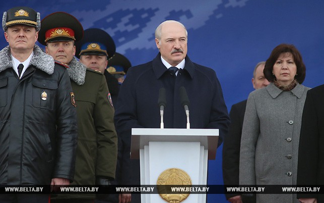 Александр Лукашенко во время выступления на торжественном марше