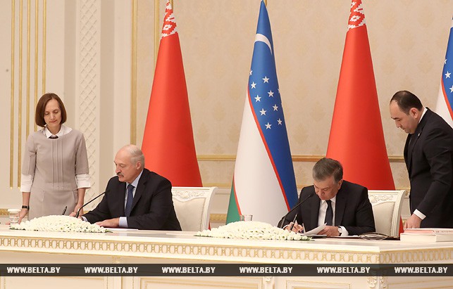 Александр Лукашенко и Шавкат Мирзиеев во время подписания совместного заявления