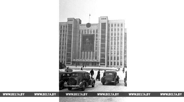Перед Домом правительства в Минске. Ноябрь 1947 года
