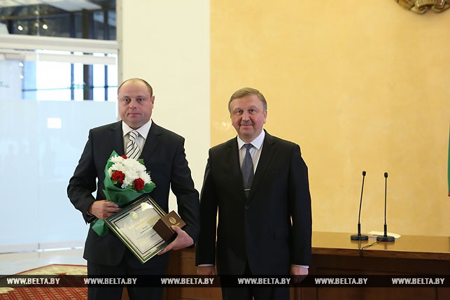 Машинист Дмитрий Кажуро и премьер-министр Беларуси Андрей Кобяков