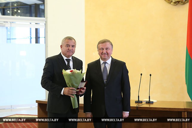 Первый заместитель министра сельского хозяйства и продовольствия Беларуси Леонид Маринич и премьер-министр Беларуси Андрей Кобяков