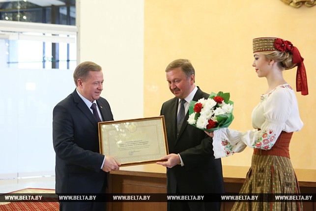 Премьер-министр Беларуси Андрей Кобяков награждает коллектив газеты "Гомельская правда"