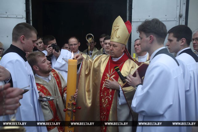 Епископ католической епархии Александр Кашкевич зажигает большую пасхальную свечу – Пасхал. Гродно