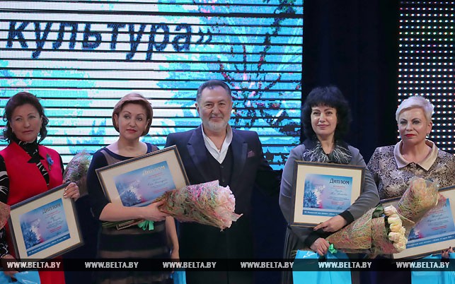 Анатолий Ярмоленко и победители конкурса в номинации "Духовность и культура".