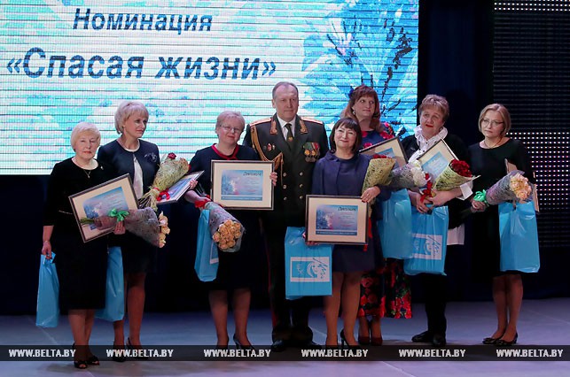 Министр по чрезвычайным ситуациям Владимир Ващенко и победители в номинации "Спасая жизнь".