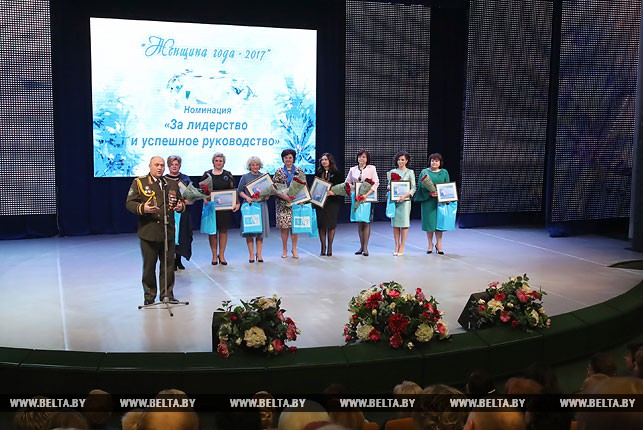 Председатель Госкомвоенпрома Олег Двигалев и победители конкурса в номинации "За лидерство и успешное руководство".