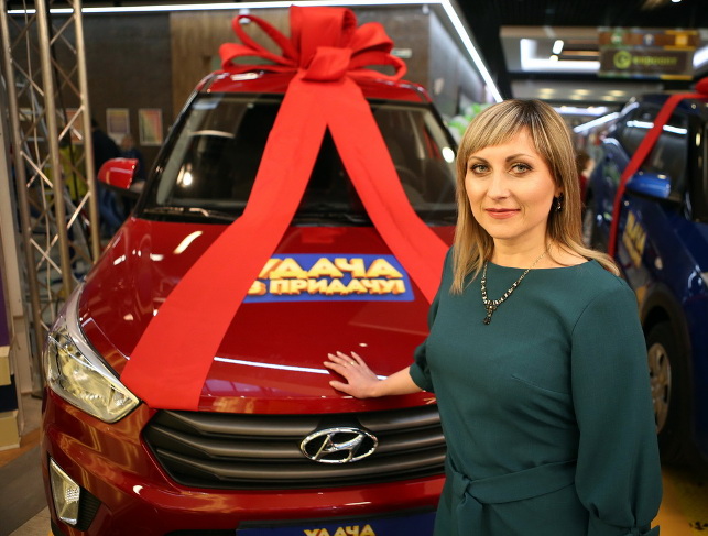 Красный автомобиль выиграла Елена Гловинская из Несвижа - удачей с ней поделилась Ольга Сколубович из Борисова.