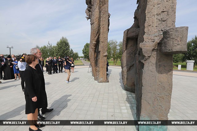 Президент Австрии Александр Ван дер Беллен с супругой во время посещения мемориального комплекса "Тростенец"