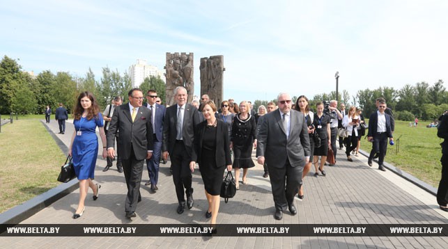 Президент Австрии Александр Ван дер Беллен и экс-президент Австрии Хайнц Фишер с супругами во время посещения мемориального комплекса "Тростенец"