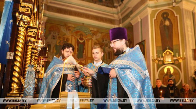 Иерей Вячеслав Шеститко освящает свечи в Гродненском Свято-Рождество-Богородичном женском монастыре.