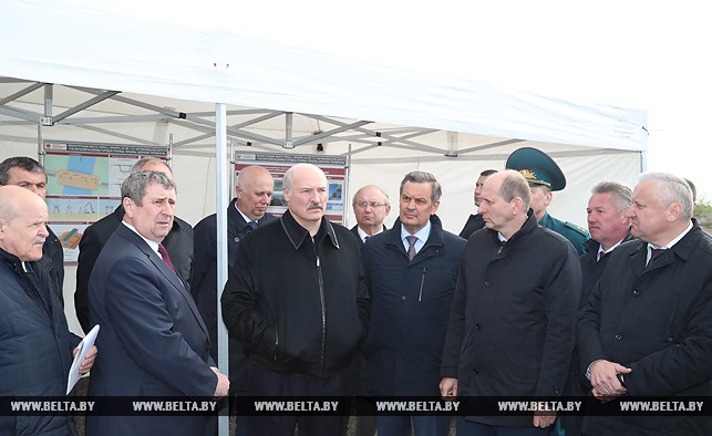 Александр Лукашенко знакомится с работами по реконструкции моста