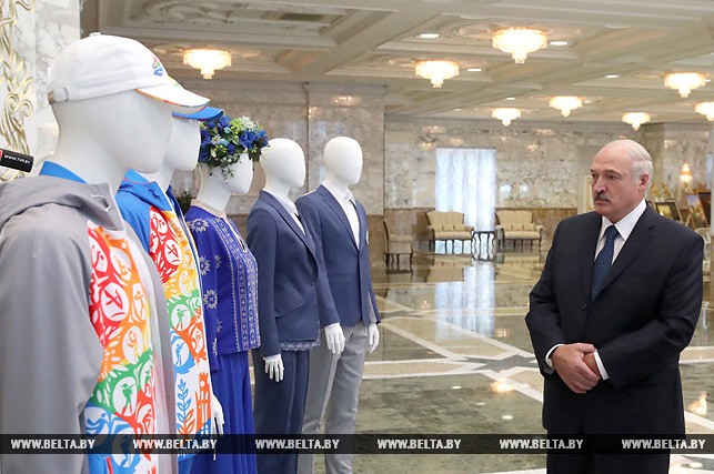 Александр Лукашенко осматривает форму