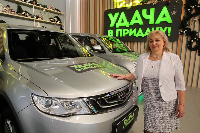 Победительница 18-го тура Татьяна Корзун разыграла первый "Джили Атлас" - автомобиль достался Елене Михайленко из Минска, работнику кадрового агентства.