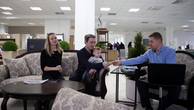 Сын Алексей активно помогал семье Урсановых выбирать квартиру