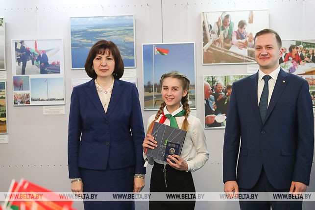 Наталья Кочанова и Дмитрий Воронюк вручили паспорт Дарье Катибниковой