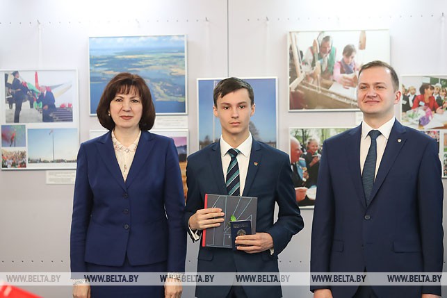 Наталья Кочанова и Дмитрий Воронюк вручили паспорт Арсению Шаховскому