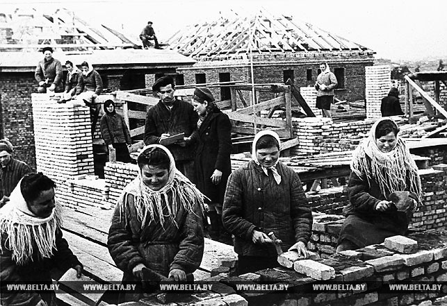 Стахановская бригада каменщиков П.Дудко за постройкой жилого дома для рабочих и служащих Минского тракторного завода. Минск, 1947 год