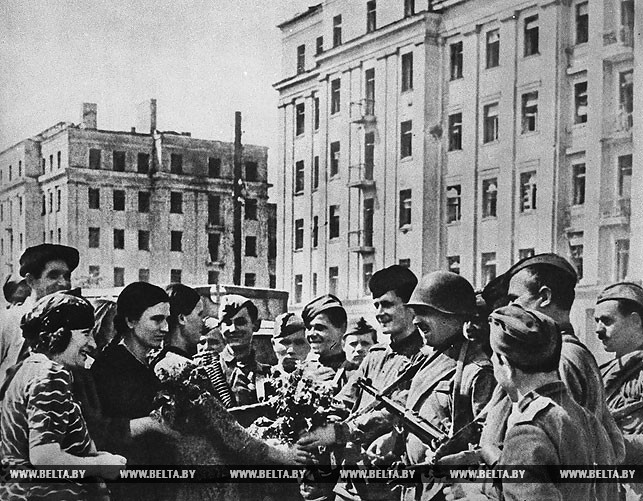 На улицах освобожденного Минска 3 июля 1944 года