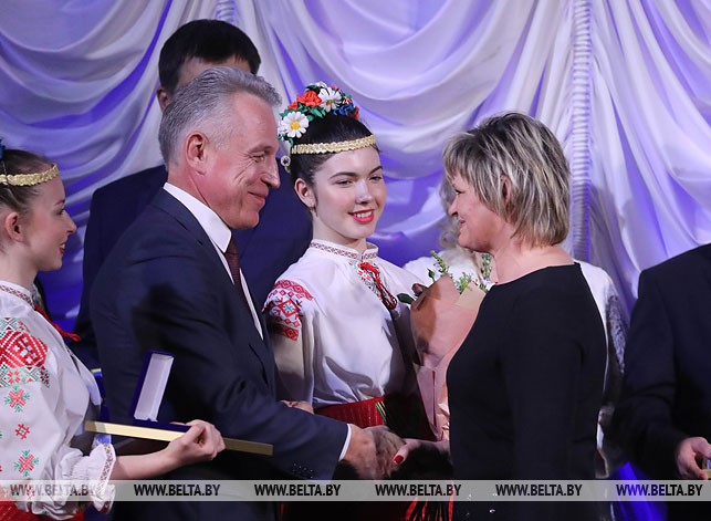 Во время вручения премии заместителю председателя правления Белыничского райпо Раисе Румянцевой