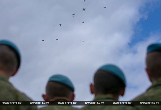 Военнослужащие 38-ой отдельной гвардейской Венской Краснознаменной десантно-штурмовой бригады наблюдают за учениями
