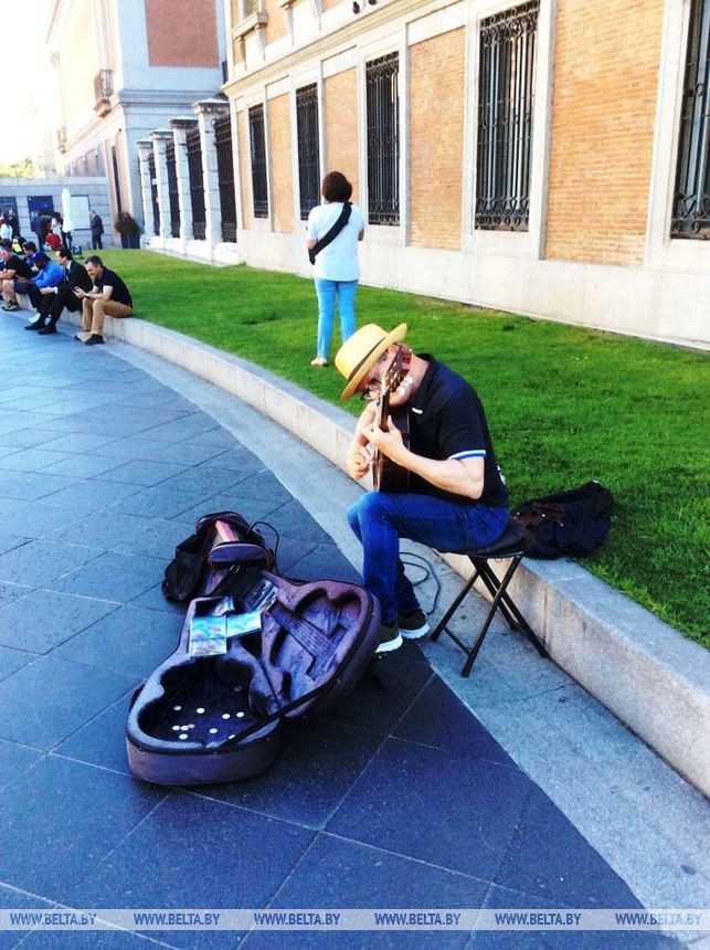 Уличный музыкант рядом с музеем Прадо