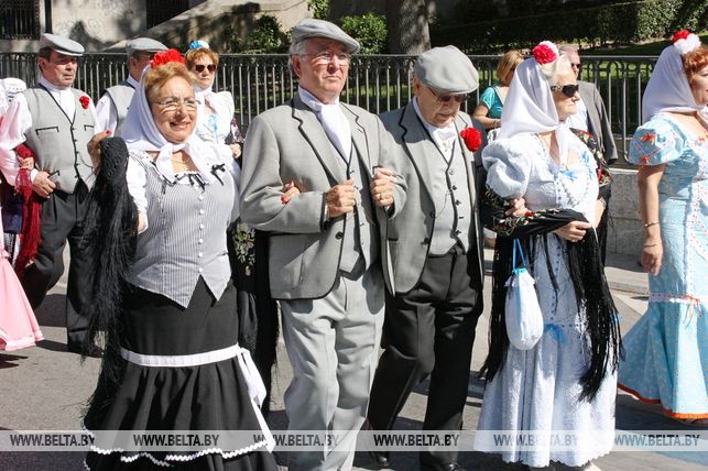Жители Мадрида, одетые в национальную одежду, на улицах города