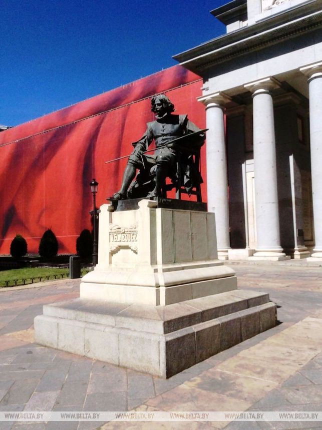Памятник Диего Веласкесу, установленный перед музеем Прадо
