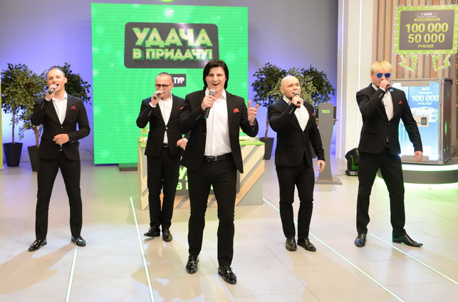 Зрителей розыгрыша ждал музыкальный подарок от арт-группы "Беларусы" в честь великого праздника — песня "День Победы"!
