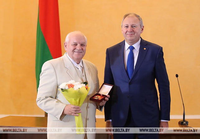Член Союза писателей Беларуси Владимир Наумович награжден медалью Франциска Скорины.