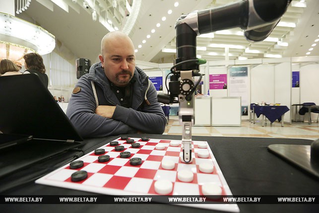 Виктор Хаменок играет в шашки с роботом