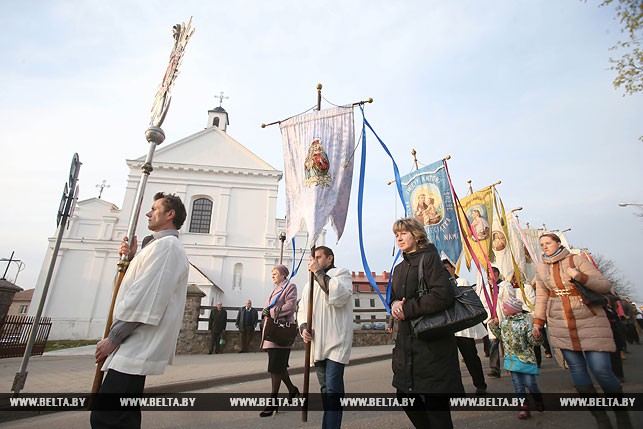 Праздничная процессия на улицах Новогрудка