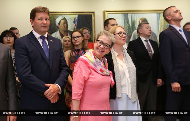 (В центре) глава представительства ЕС в Беларуси Андреа Викторин