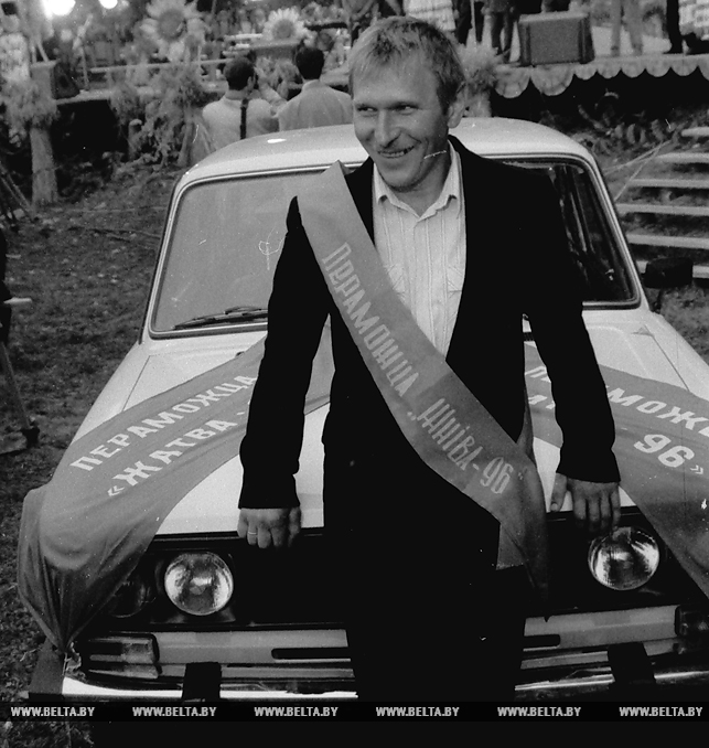 Комбайнер В.Мельникович награжден автомобилем "Жигули". Столин, Брестская область. 7-8 сентября 1996 года