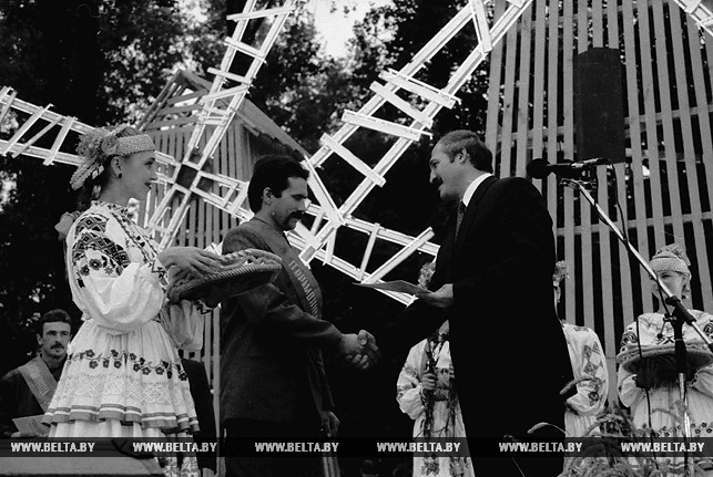"Дажынкі-96". А. Лукашенко во время фестиваля в Столине Брестской области. 7-8 сентября 1996 года
