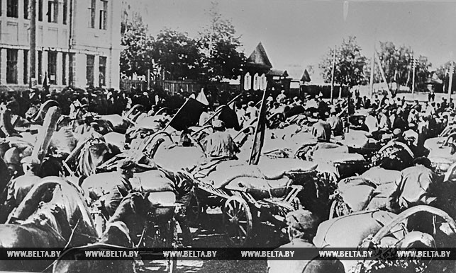 Обозы с хлебом на площади у райисполкома. 1929 год