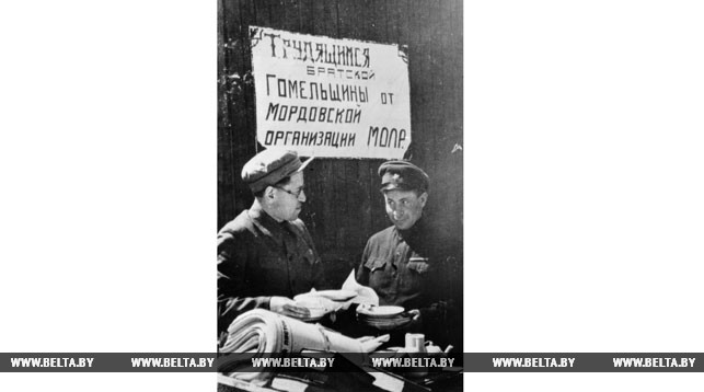 Разбор подарков, поступивших от трудящихся Мордовской республики освобожденному Гомелю. 1944 год