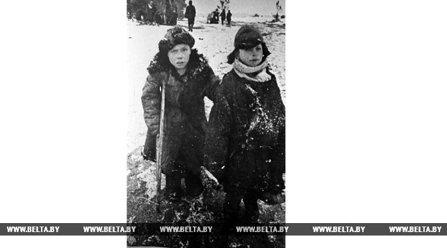 Концлагерь Дерть в бывшем Домановичском районе Полесской области. Братья Беляковы потеряли в лагере мать. 1944 год