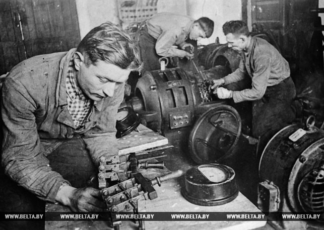 Молодежная бригада собирает и ремонтирует оборудование городской электростации. 1944 год
