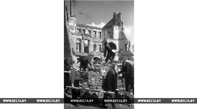 Минчане на работе по восстановлению Советской улицы. 1945 год