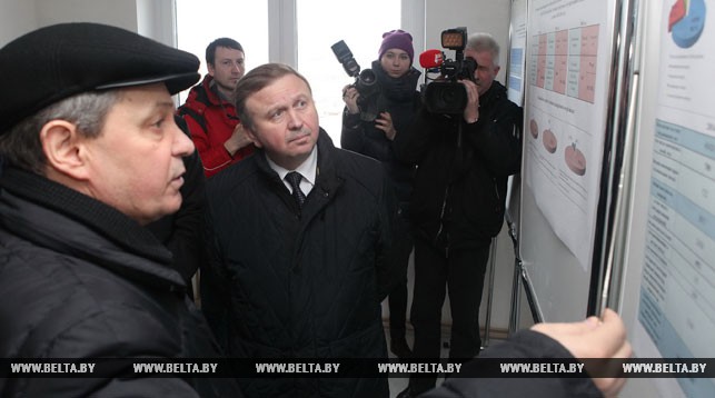 Андрей Кобяков во время посещения одного из строящихся микрорайонов Гомеля
