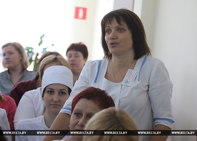 Вопрос Владимиру Жевняку задает старшая медсестра Елена Примудрова