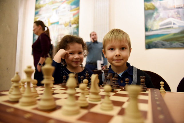 Малыши нисколько не волновались, хотя играть им сегодня предстояло с чемпионкой страны по шахматам!