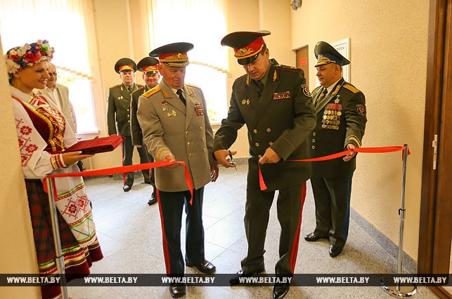 Генерал-полковник в отставке Петр Чаус и министр обороны Андрей Равков открывают отремонтированный учебный корпус.