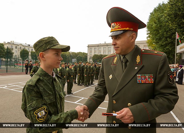 Первый заместитель начальника генерального штаба Вооруженных Сил Республики Беларусь Александр Вольфович вручает погоны суворовцам.