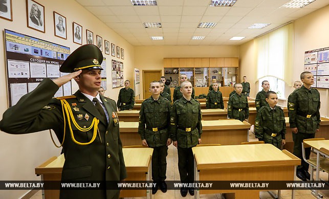 Офицер-воспитатель роты суворовцев лейтенант Алексей Качан докладывает учителю физики о наличии личного состава.