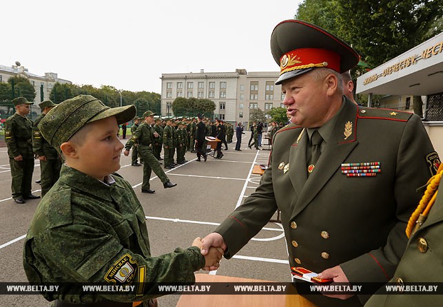 Начальник главного управления боевой подготовки Вооруженных Сил генерал-майор Андрей Некрашевич вручает погоны суворовцам.
