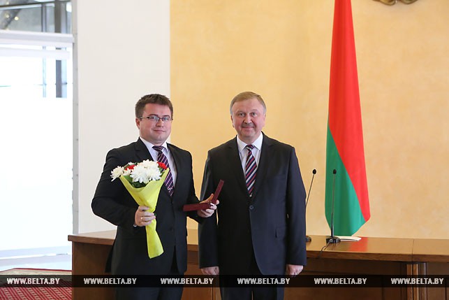 Премьер-министр Беларуси Андрей Кобяков вручил награду судье Могилевского областного суда Александру Иванкову.