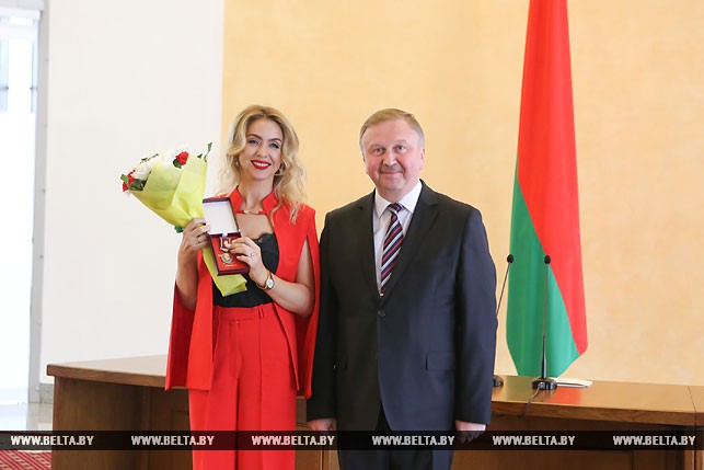 Премьер-министр Беларуси Андрей Кобяков вручил награду артистке-вокалистке Молодежного театра эстрады Жанет Бутерус-Сорока.