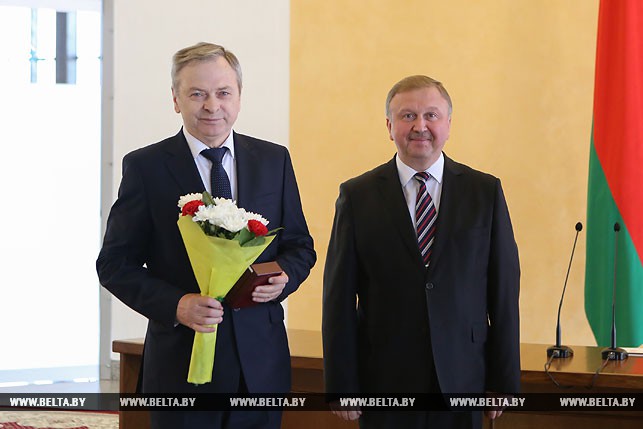 Премьер-министр Беларуси Андрей Кобяков вручил награду заместителю главного врача по хирургической помощи Могилевской областной больницы Игорю Савостенку.