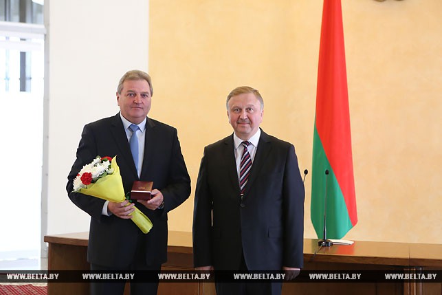 Премьер-министр Беларуси Андрей Кобяков вручил награду генеральному директору Гомельоблгаз Анатолию Фейгину.